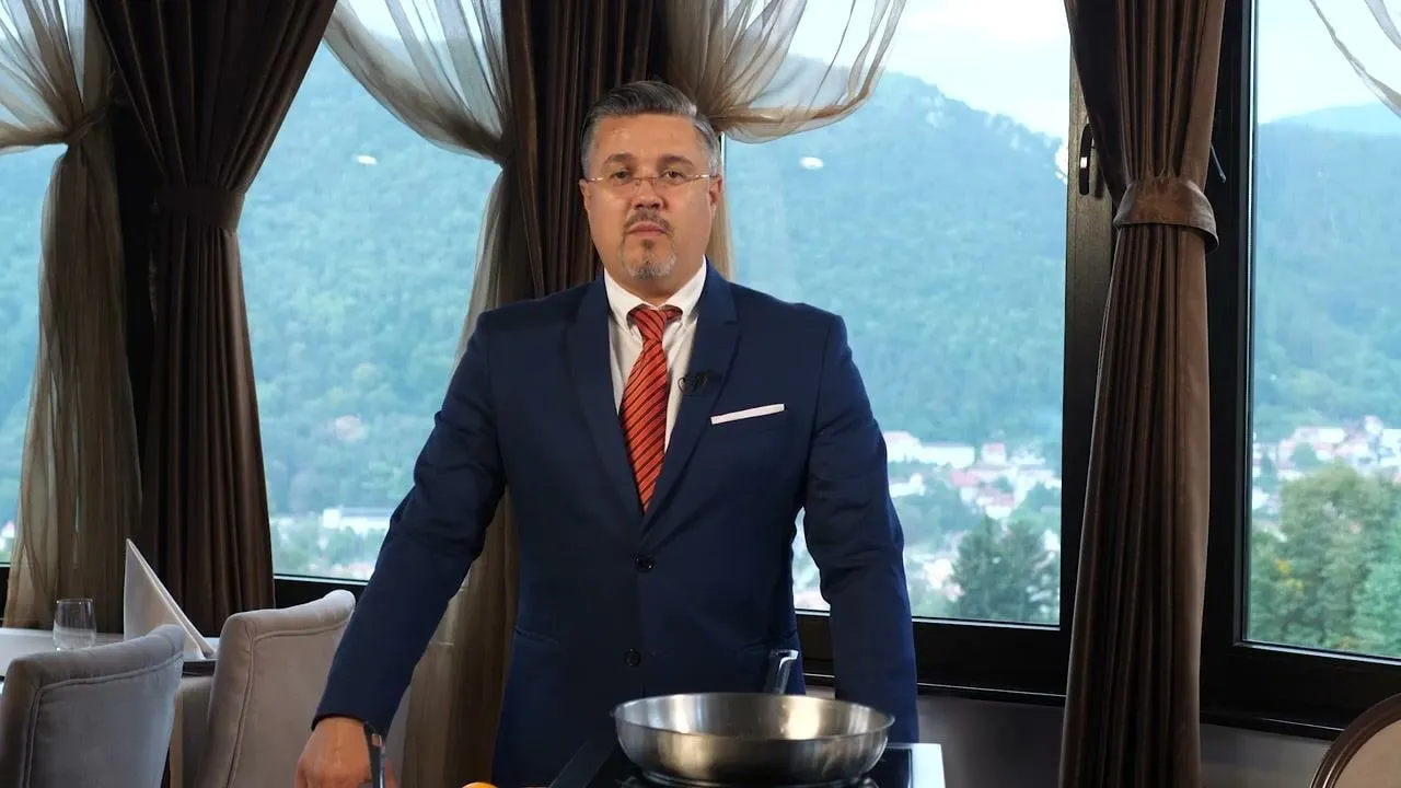 Adrian Dumitriu la o demonstrație de flambare, într-un restaurant cu vedere spre munte